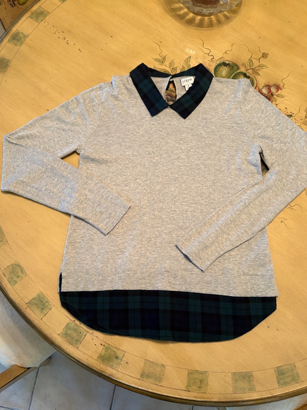 Woman’sGUC J. Crew Light Gray Sweater Navy & Dark Green Plaid Collar size Small